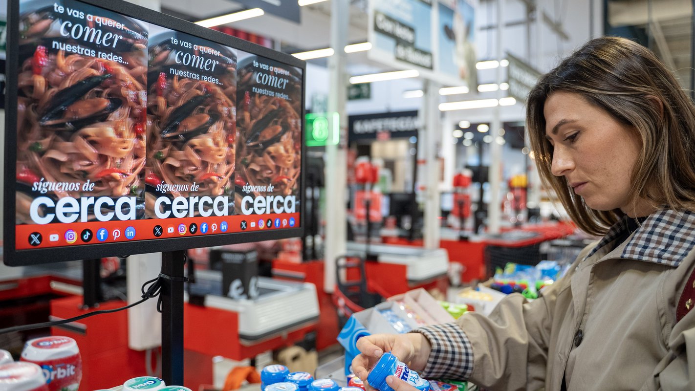 Eroski despliega más de 400 pantallas de retail media en sus tiendas
