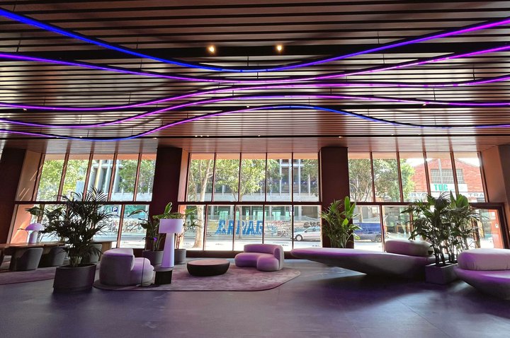 LEDDREAM Group ilumina el hall del edificio de oficinas Alaba 111