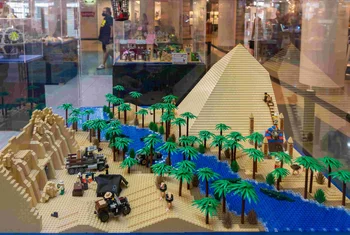 Añaza Carrefour estrena una exposición de juguetes Lego