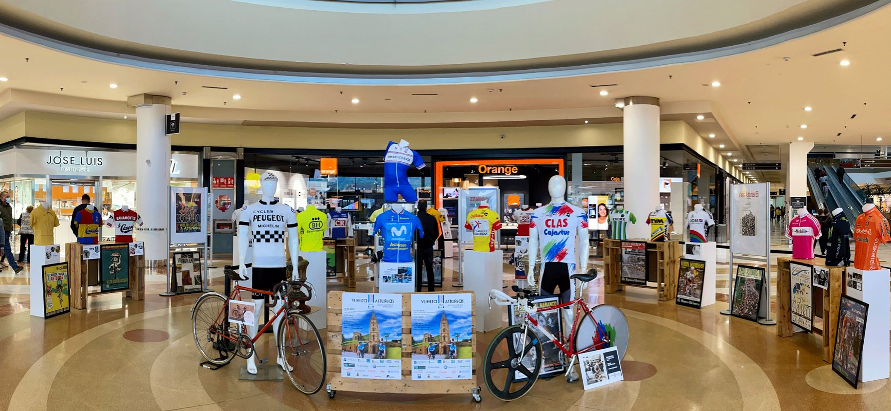 Los Prados acoge la exposición "Vuelta Ciclista Asturias"