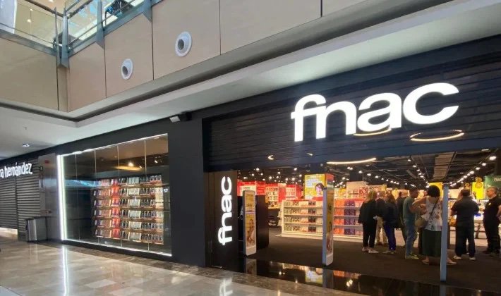 Fnac redujo un 43% sus pérdidas en 2025