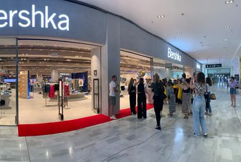 Bershka abre su tienda más grande de Sevilla en el centro comercial Los Arcos