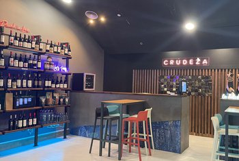 A Laxe refuerza su mix comercial y de restauración con dos nuevas aperturas