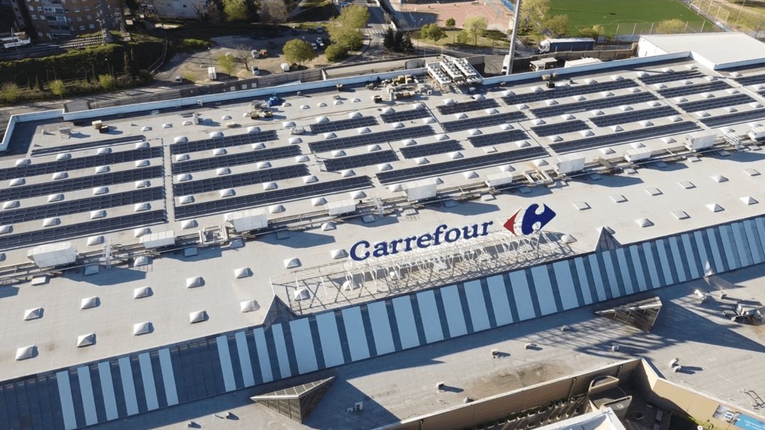 Carrefour impulsa el autoconsumo de energía fotovoltaica en 130 centros