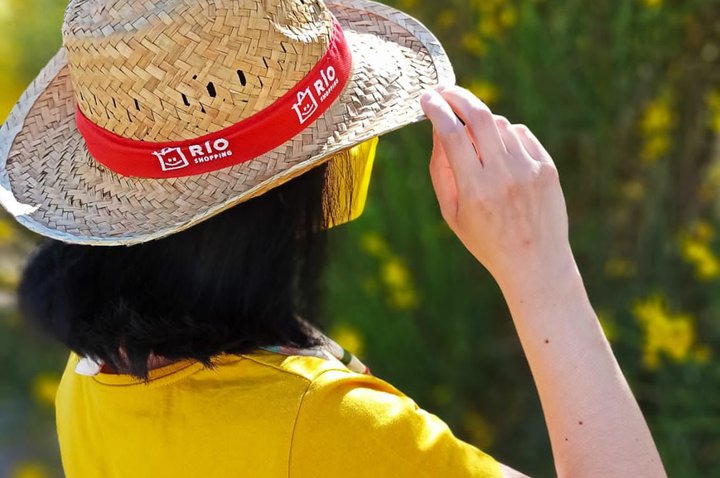 Río Shopping da la bienvenida al verano regalando sombreros a sus clientes
