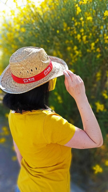Río Shopping da la bienvenida al verano regalando sombreros a sus clientes