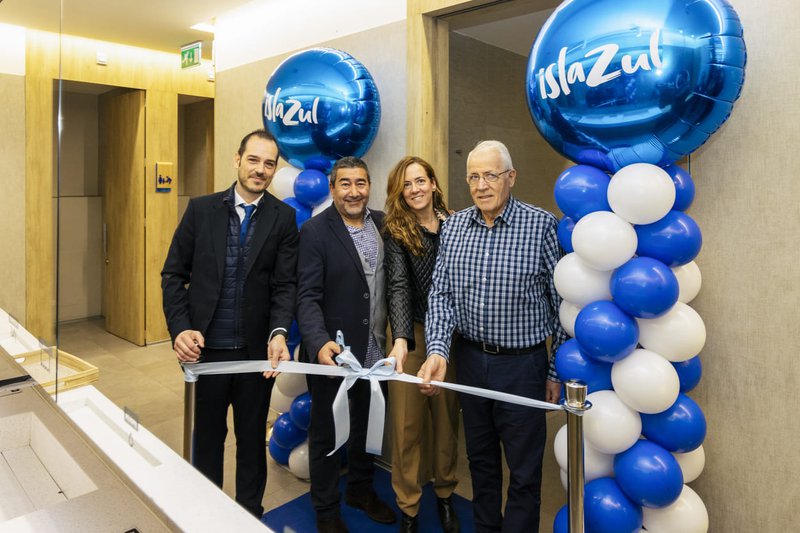 La Asociación de Ostomizados de Madrid acude al acto de inauguración del nuevo aseo adaptado de Islazul.