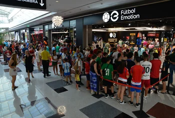 Fútbol Emotion juega en Nevada Shopping en Granada