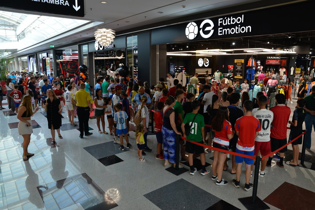 Fútbol Emotion juega en Nevada Shopping en Granada