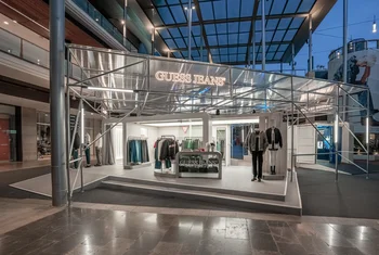 Westfield La Maquinista acoge el nuevo pop up de Guess Jeans