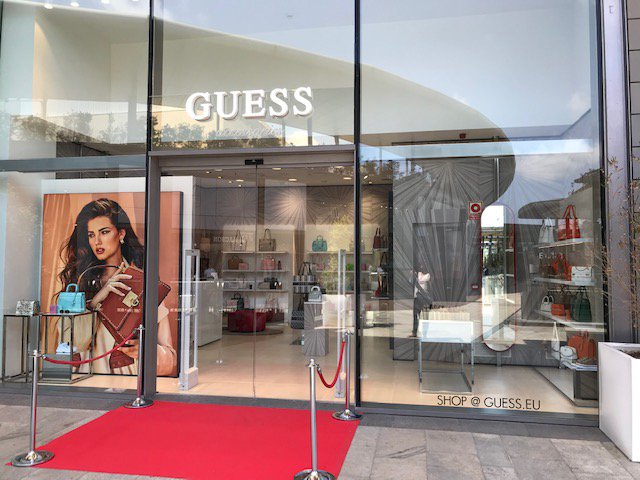 Guess inaugura una pop up de accesorios en Splau Revista Centros