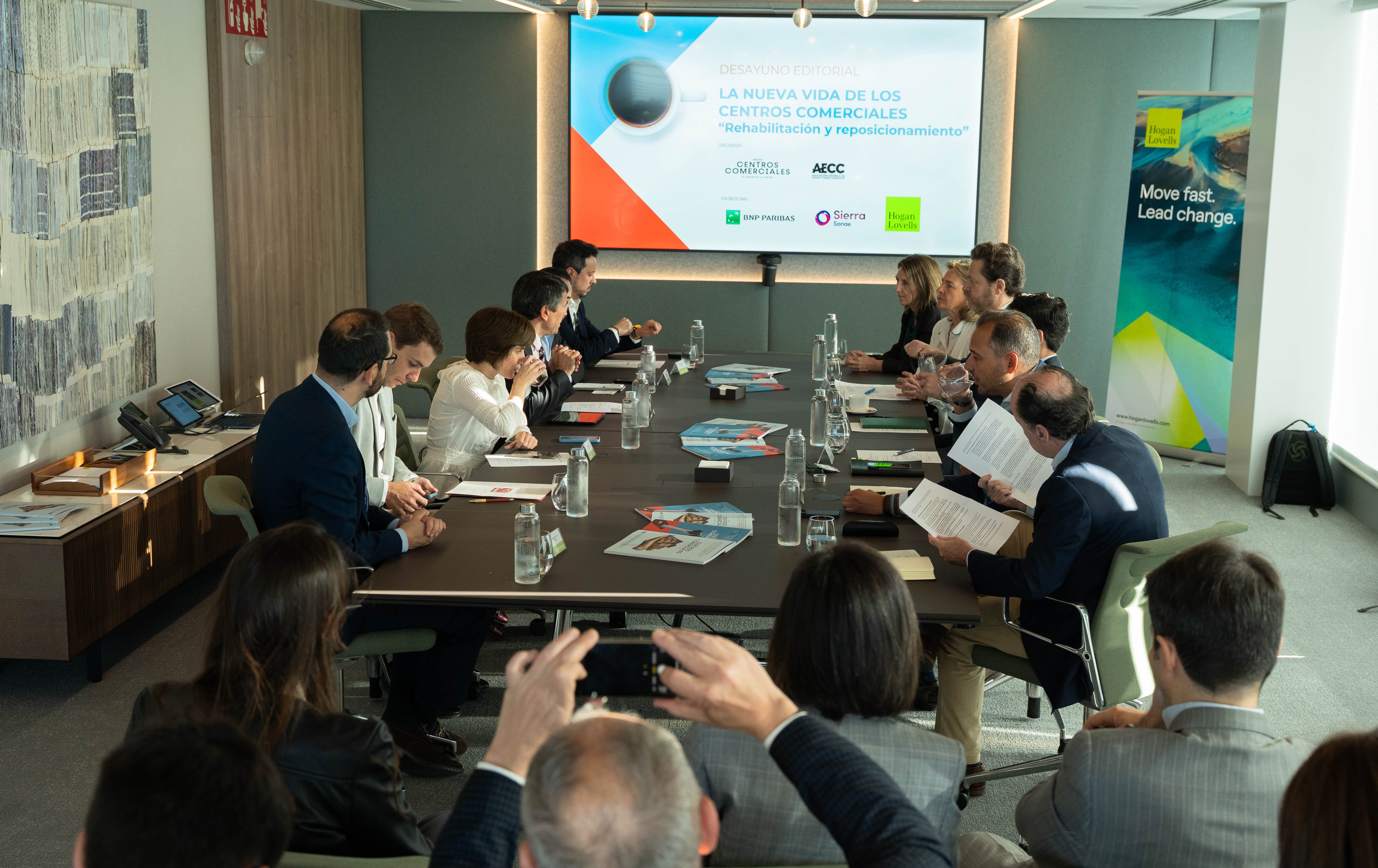 Asistentes del desayuno editorial “Rehabilitación y reposicionamiento: la nueva vida de los centros comerciales”.