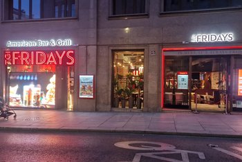 Fridays reaparece en el centro de Madrid con una nueva imagen