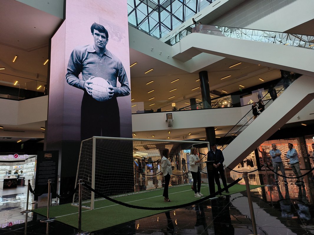 Max Center homenajea al legendario portero José Ángel Iríbar