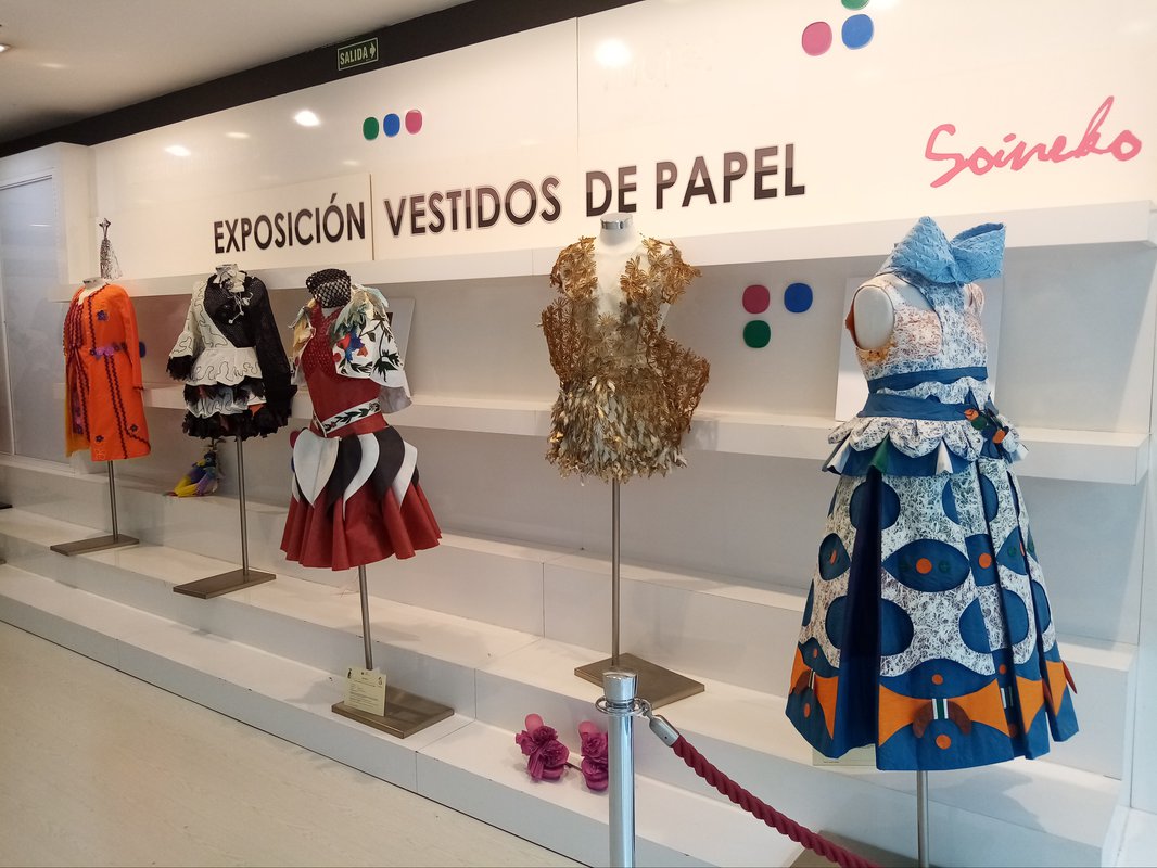Max Center acoge la exposición "Vestidos de papel" con nuevas prendas