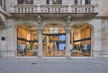 Salsa Jeans lleva su nuevo concepto de tienda a Barcelona