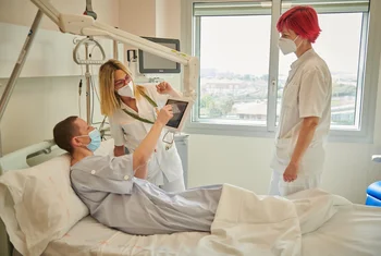 Mango diseña las batas de pacientes del Instituto Catalán de Oncología