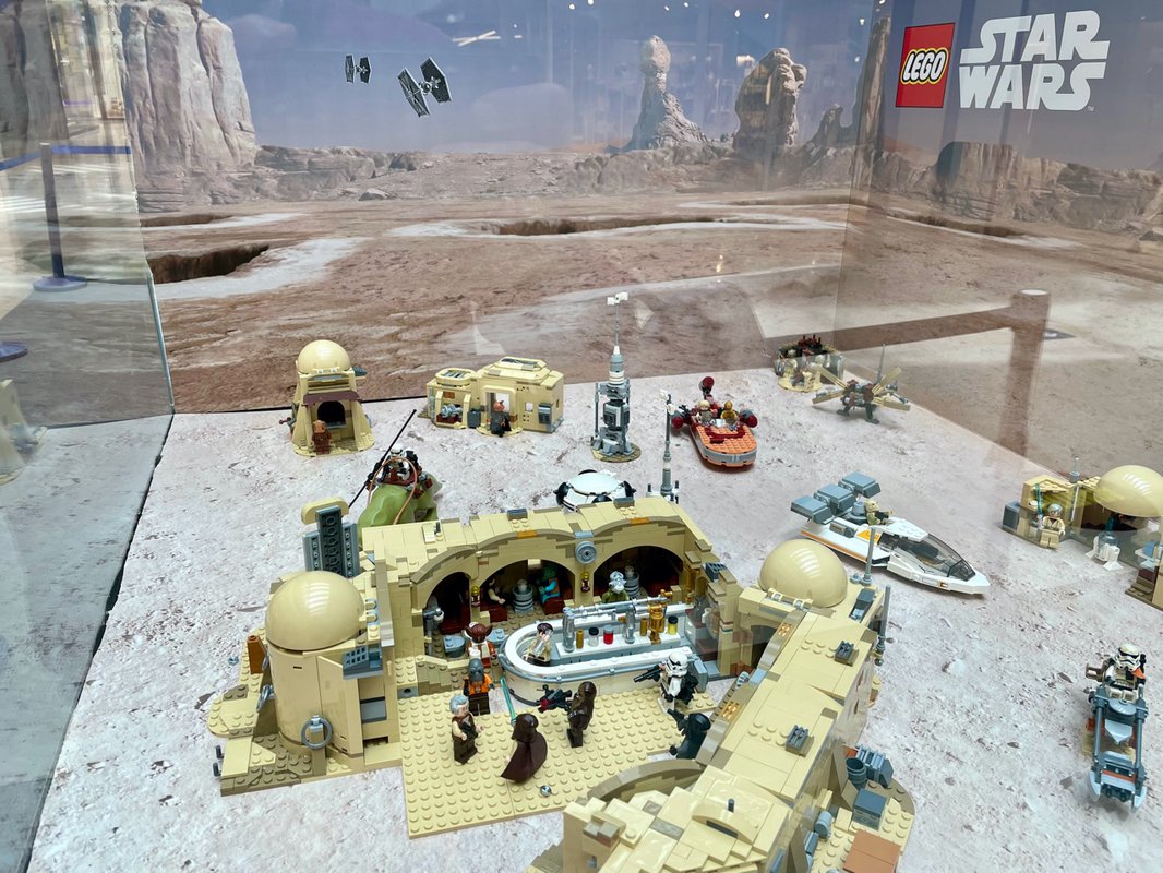 Lagoh celebra el día de Star Wars con una exposición de LEGO