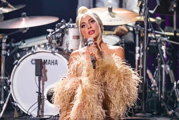 Lady Gaga presenta "Love for Sale" en colaboración con Westfield