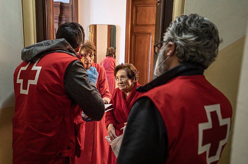 Larios Centro entrega casi 1.100 euros a Cruz Roja Málaga