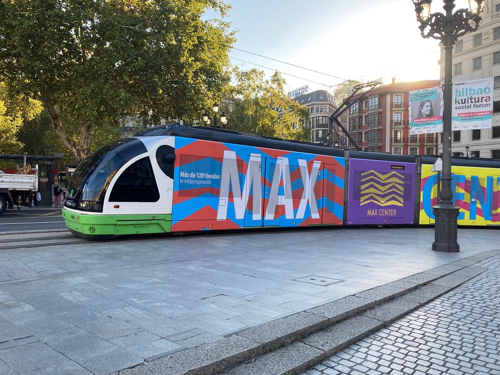 Max Center recorre Bilbao en tranvía con el desafío 'Atrévete Más'