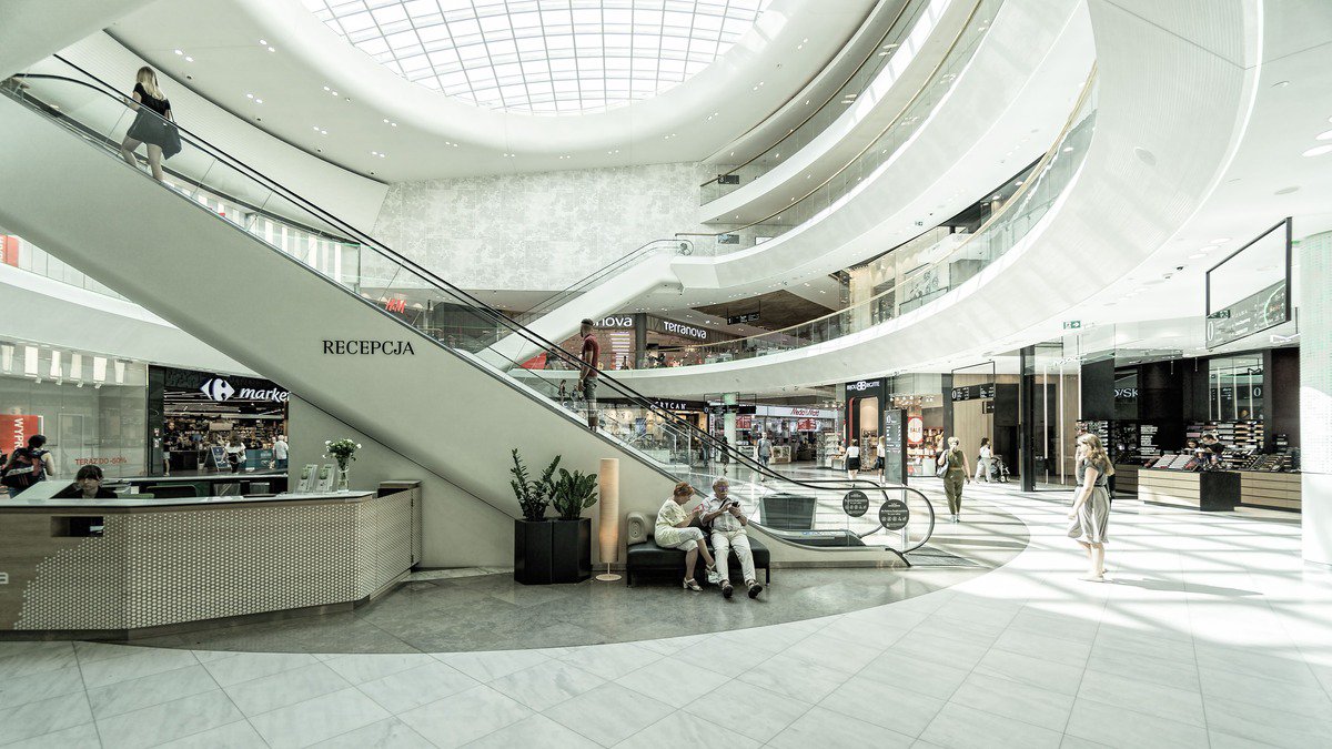 Aumenta la afluencia en centros comerciales respecto a 2021