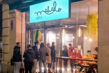 Mahalo Poké inaugura su primer restaurante en Barcelona