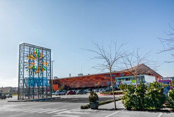 Castellana Properties vende sus parques comerciales en España a Ares Real Estate Funds