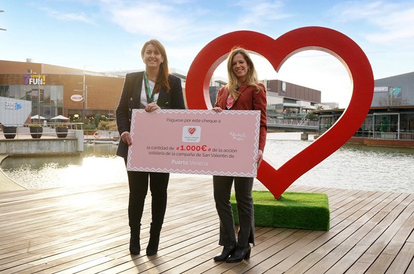 Puerto Venecia entrega 1.000 euros a la Fundación Menudos Corazones