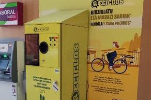 Max Center instala una Máquina de RECICLOS que recompensa por reciclar