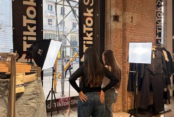 SALSA Jeans estrena su primer LIVE Shopping en TikTok Shop desde Gran Vía