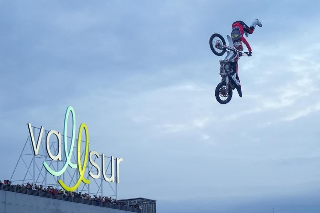 Vallsur acoge una exposición de motos clásicas y un espectáculo de freestyle con motivo de Pingüinos 2025