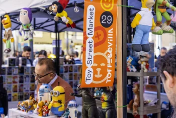 El "Toy Street Market" vuelve a Torre Sevilla con temática de Parque Jurásico