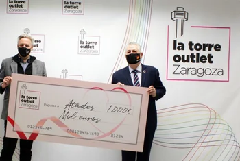 La Torre Outlet Zaragoza dona 1.000 euros a la asociación Atades