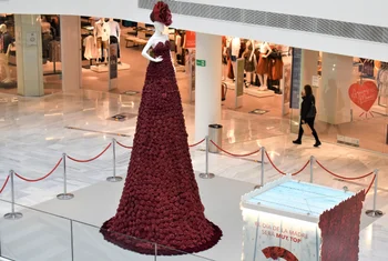 Salera instala un vestido floral de más de tres metros de altura