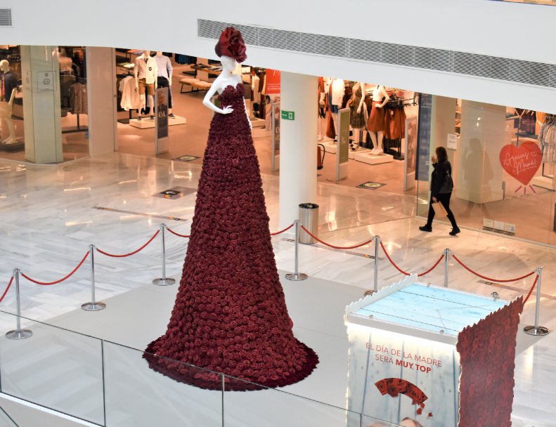 Salera instala un vestido floral de más de tres metros de altura