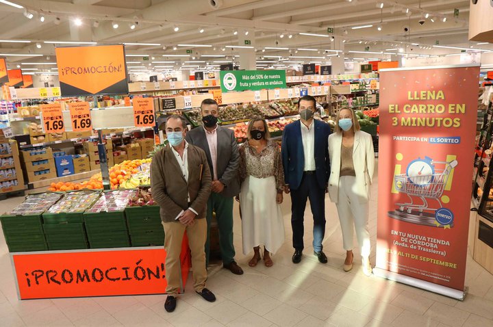 El alcalde de Córdoba visita la nueva tienda de en la carretera de Trassierra - Revista Comerciales