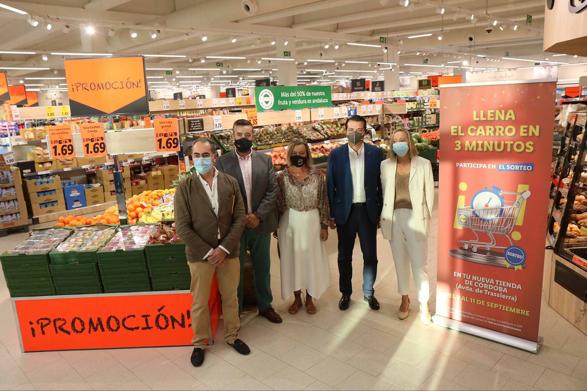 El alcalde de Córdoba visita la nueva tienda de Lidl en la carretera de Trassierra