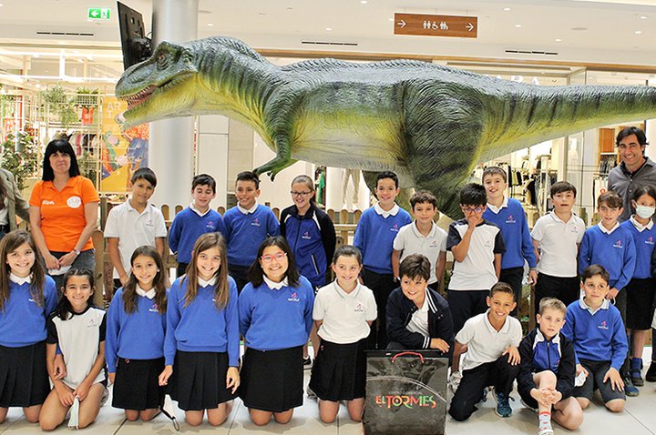 La exposición Dinosauria del centro comercial El Tormes se llena de niños