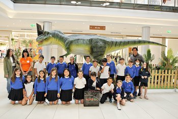 La exposición Dinosauria del centro comercial El Tormes se llena de niños