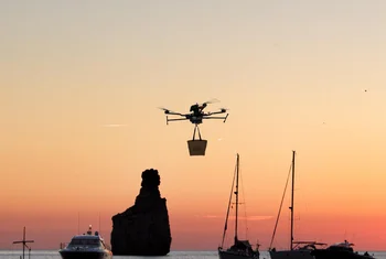 Llegan los primeros envíos con drones delivery a yates en Ibiza