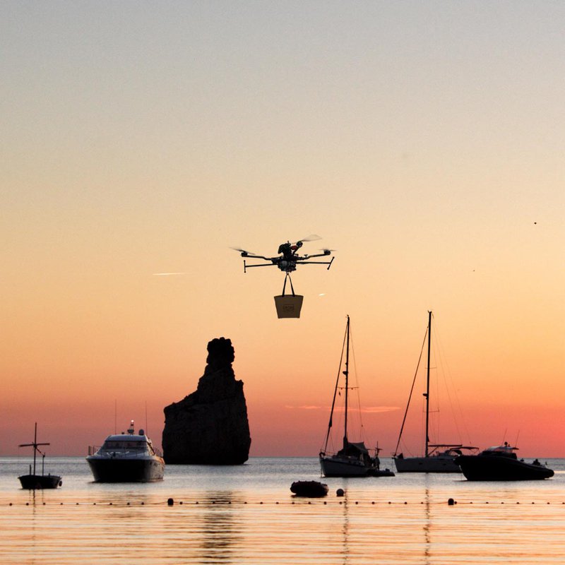 Llegan los primeros envíos con drones delivery a yates en Ibiza