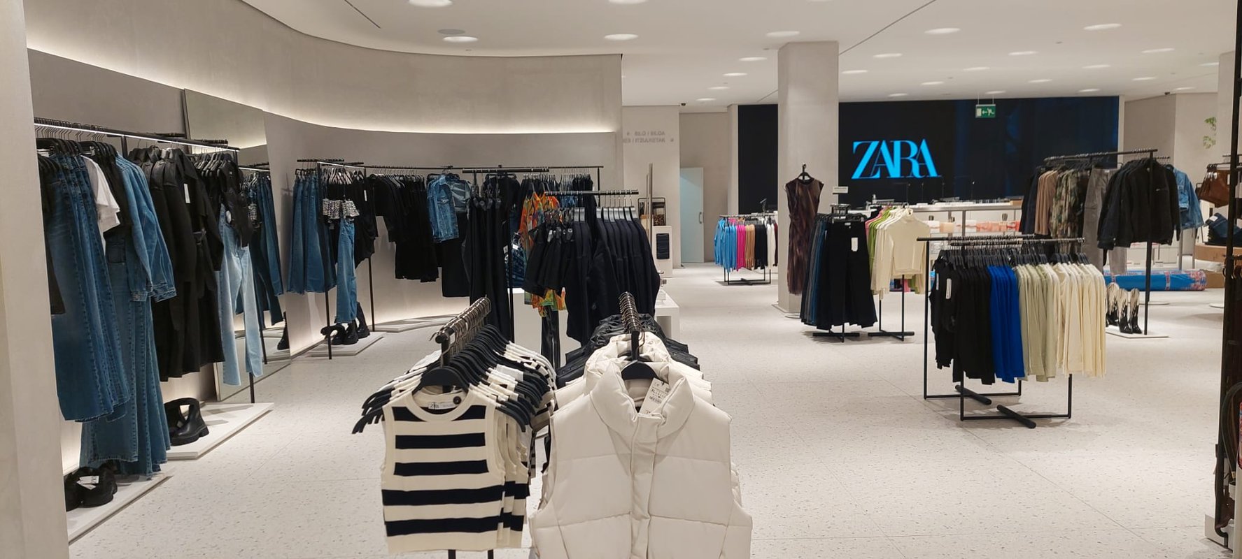 La tienda ZARA del centro comercial Artea vuelve a abrir al público tras su reforma