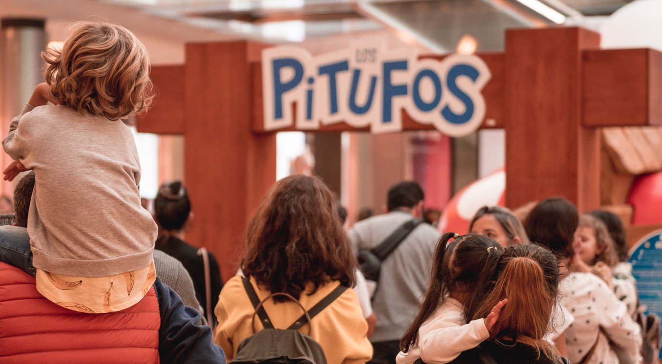 Arturo Soria Plaza recibe la llegada de Los Pitufos