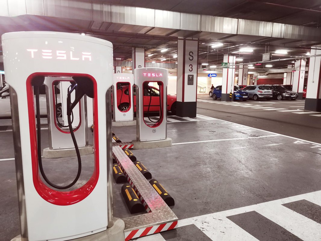 Gran Vía de Vigo abre una estación de súper cargadores de Tesla
