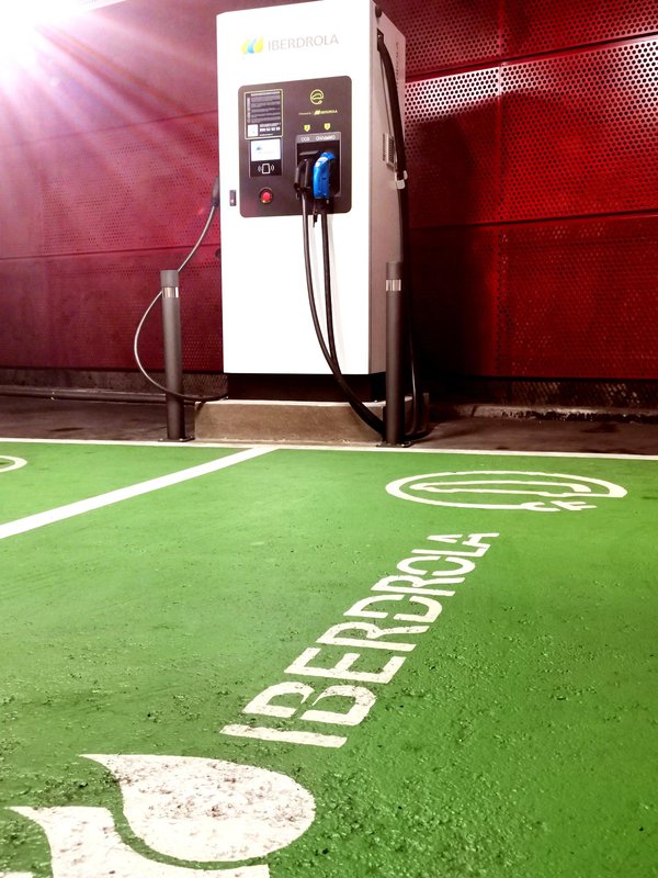 Dos nuevos puntos de recarga de vehículos eléctricos en Gran Vía de Vigo