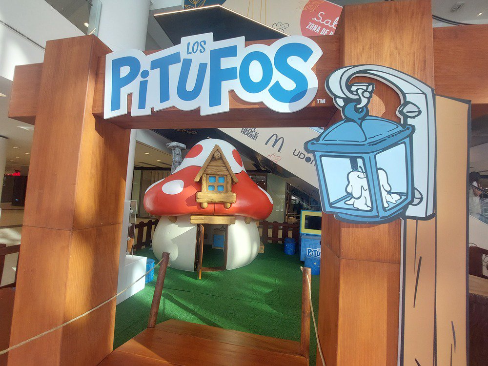 Larios Centro acoge el tour oficial de Los Pitufos