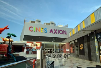 El alcalde de Córdoba visita las instalaciones de Cines Axion