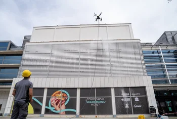 Vallsur incorpora drones por primera vez para limpiar su fachada