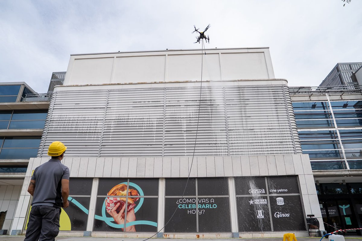 Vallsur incorpora drones por primera vez para limpiar su fachada